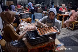 Workers prepare dim sum at a micro enterprise in South Tangerang, Banten, Indonesia, July 30, 2025. (Photo: ANTARA)
