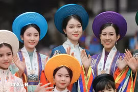 Women and children wear Ao Dai (Photo: VNA)
