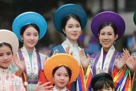 Women and children wear Ao Dai (Photo: VNA)