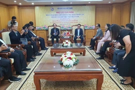 Le Quoc Minh (right), Editor-in-Chief of Nhan Dan Newspaper and Chairman of the Vietnam Journalists Association, receives and holds talks with a delegation from the Thai Journalists Association. (Photo: VNA) 