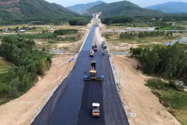 Contractors paving asphalt along the 61.7km Quy Nhơn–Chí Thạnh Expressway, crossing Gia Lai and Đắk Lắk provinces.(Photo: VNA) 