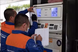 Fuel prices see a sharp decline in the latest adjustment. (Photo: VNA)