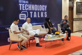 Head of the Centre for Data and Information Technology of the Ministry of Primary and Secondary Education, Yudhistira Nugraha (right), and chair of the implementation team of the National Information and Communication Technology Council, Ilham Akbar Habibie (second, left), during a discussion at Istiqlal Mosque, Jakarta, on Wednesday (July 9, 2025). (Photo: Antara)