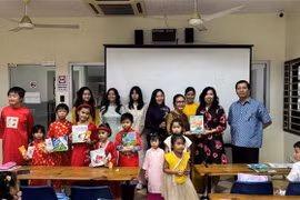 Deputy Foreign Minister Le Thi Thu Hang (second from right) presents books to teachers and students of a Vietnamese language class in Malaysia. (Photo: VNA)