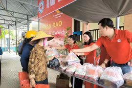 The Vietnam Red Cross Society's members deliver gifts to needy people during the 2026 Humanitarian Month. (Photo courtesy of the VNRC)
