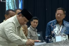  President Prabowo Subianto signs an inscription at the inauguration of PT VKTR Teknologi Mobilitas' electric commercial vehicle assembly plant in Magelang, Central Java, on Thursday, April 9, 2026. (Photo: Antara)