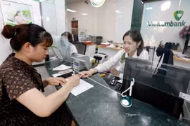 A customer at a Vietcombank office in Thanh Xuan district, Hanoi. (Photo: VNA) 