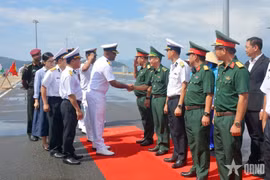Representatives of military units in Khanh Hoa welcome the Indian naval delegation on May 5. (Photo: qdnd.vn) 
