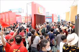Tens of thousands of visitors flocked to the exhibition over the weekend. (Photo: VNA)