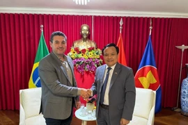 Vietnamese Ambassador to Brazil Bui Van Nghi (right) meets with President of the Brazilian Association of Soybean Producers (Aprosoja) Mauricio Buffon in Brasilia. (Photo: VNA)