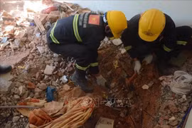 Vietnamese rescue team recovers another earthquake victim in Myanmar (Photo: VNA)