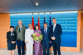 Vietnamese Ambassador to Austria Vu Le Thai Hoang (second from right) pays a courtesy call on Governor of Lower Austria Johanna Mikl-Leitner. (Photo: VNA)