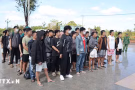 Sixty-three Vietnamese citizens are handed over by Cambodian authorities. (Photo: VNA) 