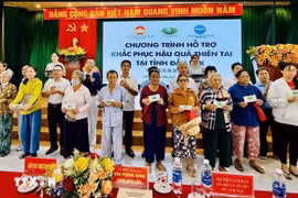 Relief funds and aid supplies presented to flood-affected residents. (Photo: VNA)
