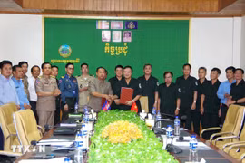 The Steering Committee 515 of Dak Lak province and the Mondulkiri Special Task Committee sign an agreement at the talks. (Photo: VNA)