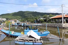The canal in front of Long Son Big House has become cleaner thanks in part to environmental clean-up efforts by Long Son Petrochemicals Co., Ltd. (Photo: VNA)