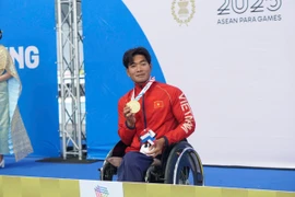 Do Thanh Hai wins the gold medal and sets a new ASEAN Para Games record in the men’s 50m breaststroke (SB6) with a time of 42.63 seconds. (Photo: VNA)