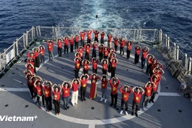 Overseas Vietnamese joining the “Great Solidarity Ship” journey stand in a heart shape in the midst of the sea. (Photo: VietnamPlus)