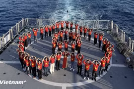 Overseas Vietnamese joining the “Great Solidarity Ship” journey stand in a heart shape in the midst of the sea. (Photo: VietnamPlus)