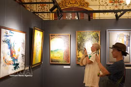 The exhibition showcases works by 45 artists who participate in the 5th Fine Arts and Heritage Creative Camp, held in Hue from May 10 to June 10, 2026. (Photo: VNA) 