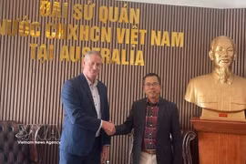 Vietnamese Ambassador to Australia Pham Hung Tam (right) meets with Simon White, President of the Australia–Vietnam Business Council Queensland (AVBCQ), at the Vietnamese Embassy in Canberra. (Photo: VNA) 