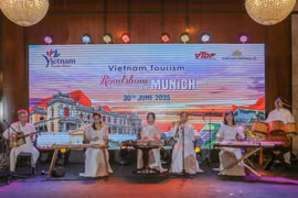A performance of traditional musical instruments of Vietnam the tourism promotion event in Munich on June 30. (Photo: VNA)