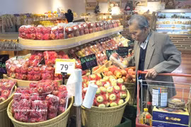 A shopper at a supermarket in Hanoi. (Photo: VNA) 