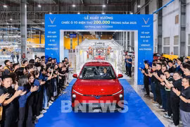 The 200,000th vehicle to roll off the production line this year is the all-electric 7-seat MPV model Limo Green. (Photo: VNA)