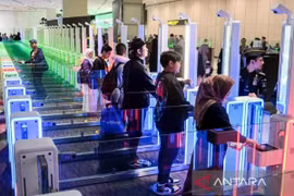 File - Passengers pass through the automatic immigration checkpoint (auto gate) at Terminal 3 of Soekarno-Hatta International Airport in Tangerang, Banten, Indonesia, January 3, 2024. (Photo: ANTARA) 