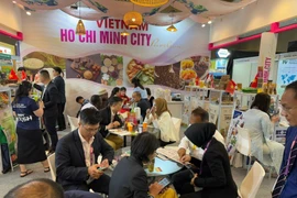 Businesses from Vietnam and Indonesia engage in direct exchanges, showcase their products, and seek distribution partners at the forum. (Photo: VNA)