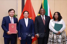 Prime Minister Pham Minh Chinh and President of South Africa Matamela Cyril Ramaphosa witness the signing of a memorandum of understanding on agricultural cooperation between Vietnam’s Ministry of Agriculture and Environment and the South African Department of Agriculture on November 21. (Photo: VNA) 