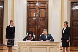 Phung Thi Hong Ha, Deputy Secretary of the municipal Party Committee, Chairwoman of the Hanoi People’s Council and Deputy Head of the Hanoi National Assembly deputies' delegation, and Chairman of the Legislative Assembly of Saint Petersburg Aleksandr Belsky sign an MoU on cooperation between the Hanoi People’s Council and the Legislative Assembly of Saint Petersburg. (Photo: VNA) 