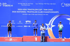 Organisers present individual awards to athletes competing in the 2026 National Triathlon Club Championships. (Photo: VNA) 