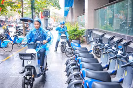 Commuters use electric motorbikes parked on the pavement of a street in Hanoi. (Photo: VNA)
