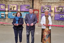Delegates at the opening ceremony of the "long haired army" exhibition (Photo: VNA) 