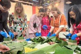 French youths join a “Banh Chung wrapping day” organised by the Vietnamese Students’ Association in Paris as part of the Spring Fair for the Lunar New Year 2026. (Photo: VNA)