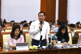 A representative from the State Budget Department speaks to the press. (Photo: baodautu.vn) 