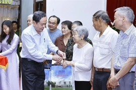 NA Chairman presents Tet gifts to disadvantaged residents in Can Tho city (Photo: VNA)