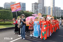 Vietnamese artists in the parade. (Photo: VNA)