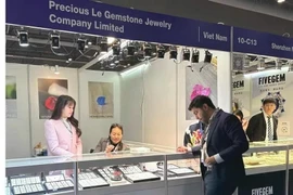 A Vietnamese germstone jewelry booth at the fair (Photo: VNA)