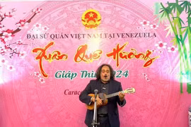 Alí Alejandro Primera, Deputy Minister of Culture of Venezuela, performed at the "Homeland Spring" programme in 2024. (Photo: Vietnamese Embassy in Venezuela) 