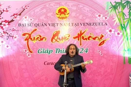 Alí Alejandro Primera, Deputy Minister of Culture of Venezuela, performed at the "Homeland Spring" programme in 2024. (Photo: Vietnamese Embassy in Venezuela) 