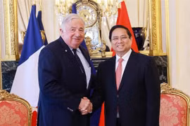 Prime Minister Pham Minh Chinh (R) meets with French Senate President Gérard Larcher in Paris on June 10. (Photo: VNA)