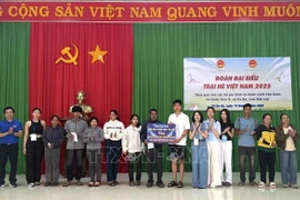 Vietnamese students in Poland present gifts to those in need in Dak Lak on July 16. (Photo: VNA) 