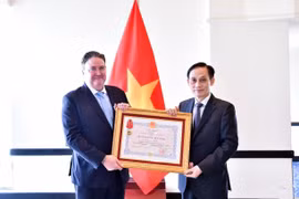 Gallery - Former Cambodian Ambassador to Vietnam awarded Friendship Order