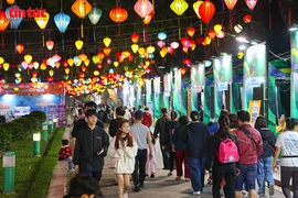 The Hanoi Tourism Festival 2026 at Thong Nhat Park attracts large numbers of residents and visitors for sightseeing and hands-on experiences. (Photo: VNA) 