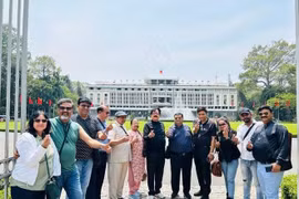 Indian tourists pose for in front of Independence Palace, HCM City (Photo: VNA)