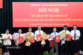 Ho Chi Minh City Party Committee leaders present appointment decisions to the Director General and Deputy Directors General of the city press and radio-television agency. (Photo: VNA) 