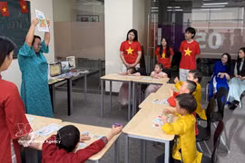 Vietnamese language teachers from the CVCEC and the Viet Youth Readiness Hub guide young Vietnamese expatriates at a class. (Photo published by VNA) 