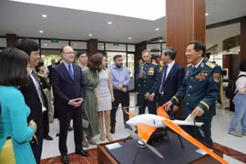 Delegates at the exhibition (Photo: Bao Moi)